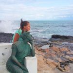 Dominika patrzy w dal