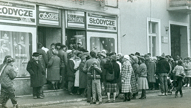 Kolejka do sklepu w PRL